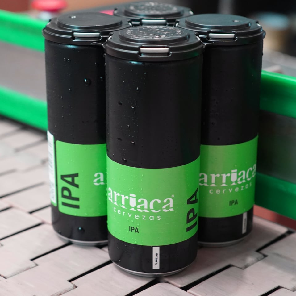 El four pack con el que recubrimos nuestro pack de 4 latas de cerveza artesana Arriaca procede de material reciclado al 100%